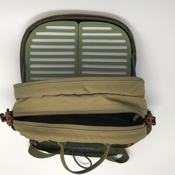 Fishpond Blue River shoulder/chest/waist pack. - Picture 3 of 6